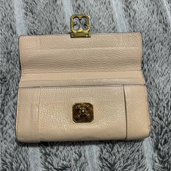 CHLOE LONG ELSIE WALLET zip-around, with a signature floral turn-lock closure. - Picture 6 of 14